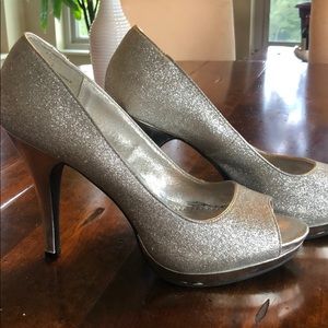 Rampage silver peep toe pumps size 9